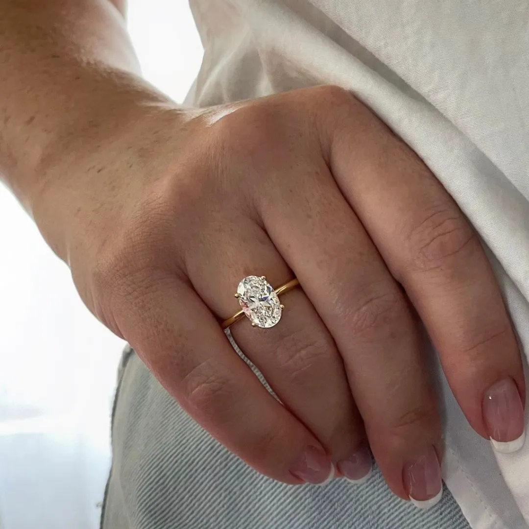 /public/photos/live/Oval Cut Moissanite Solitaire Engagement Ring-1092 (4).webp